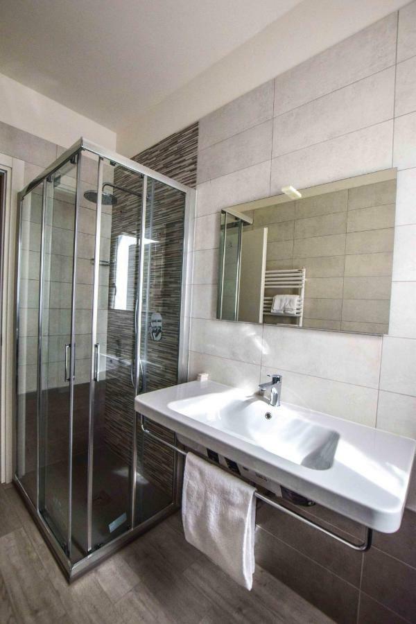 Gambisa Street Hotel Soliera Екстериор снимка